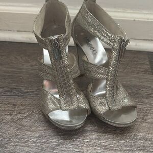 Women’s Michael Kors silver sparkle heels. Very good condition